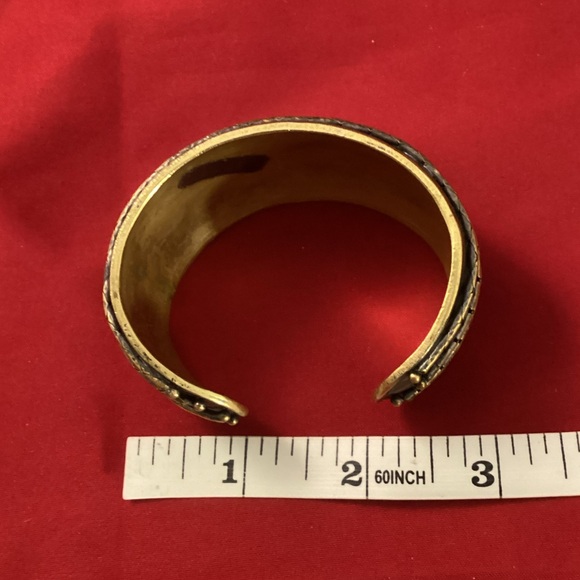 Large brass cuff bracelet - Picture 7 of 9
